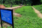 নামফলকহীন কবরের পাশে আজো অশ্রু ঝরে নীরবে