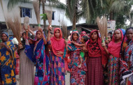‘ভুয়া মুক্তিযোদ্ধার সন্তান’র অত্যাচারে অতিষ্ঠ এলাকাবাসীর ঝাড়ু মিছিল