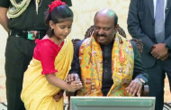বাংলা শিখতে ‘হাতেখড়ি’ নিলেন পশ্চিমবঙ্গের রাজ্যপাল
