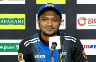 আপনি চশমা পরে যেটা দেখেন, আমি তার চেয়ে ভালো দেখি, সাংবাদিককে সাকিব