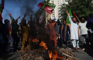 উত্তাল পাকিস্তান: ইমরানকে গ্রেপ্তারের প্রতিবাদে পাকিস্তানজুড়ে বিক্ষোভ, লাহোরে সেনানিবাসে হামলা