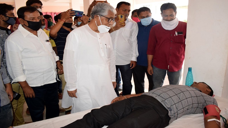 রক্তদান নিয়ে ছেলে মেয়েদের মানসিকতা নষ্ট করছে কিছু রাজনৈতিক দল, দাবি মানিক সরকারের