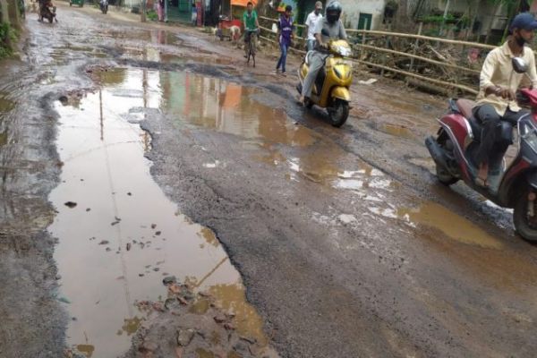 বর্ষার শুরুতেই বেহাল উত্তরের একাধিক রাস্তা, দুর্ঘটনার আশঙ্কায় ভীত শহরবাসী