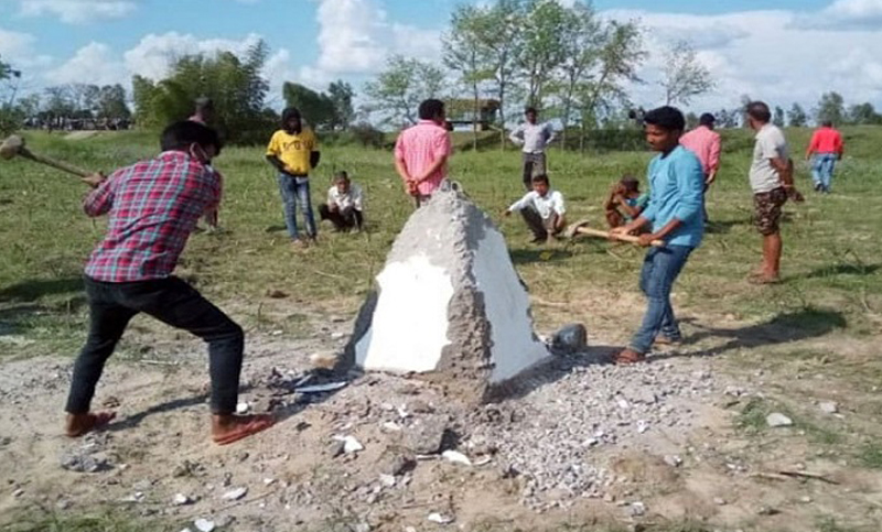 হঠাৎ সাহসী নেপাল, এবার গুঁড়িয়ে দিল ভারতের সীমানা পিলার!