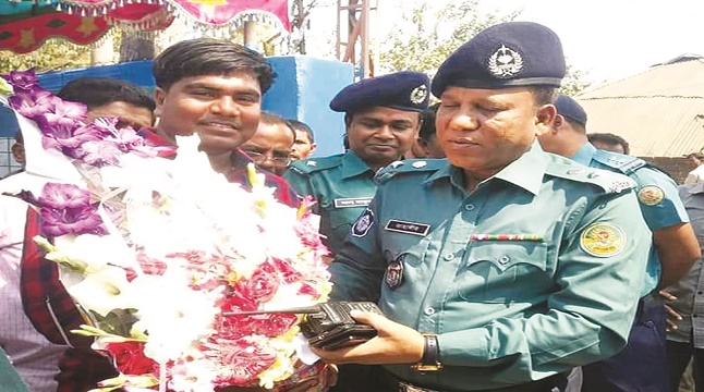 রাজনীতিক ও পুলিশ কর্মকর্তাদের সঙ্গে ট্রিপল মার্ডারের হোতা জাফরিনের সেলফি ভাইরাল