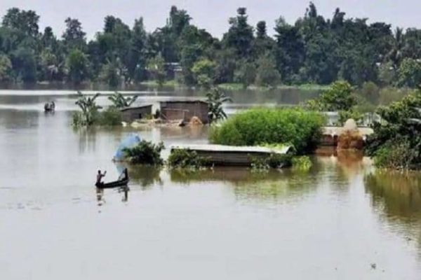 গ্রামের একমাত্র বাঁশের ব্রিজ ভেসে গেছে বন্যায়, ইলেকট্রিক তার ধরে যাতায়াত গ্রামবাসীদের