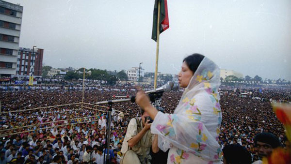 একজন গৃহবধূ, রাজনীতিক এবং প্রধানমন্ত্রী