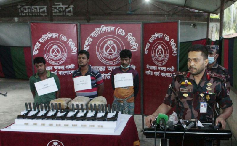 ভারত থেকে বস্তায় করে অস্ত্র ও গুলি পাঠানো হচ্ছিলো এক সন্ত্রাসীর কাছে