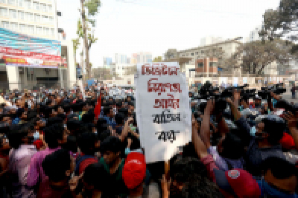 লেখক মুশতাকের মৃত্যু: স্বরাষ্ট্র মন্ত্রণালয় ঘেরাওয়ে পুলিশের বাধা, গোটা দেশ অবরোধের হুমকি