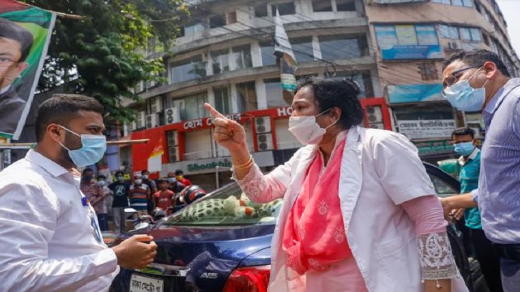 সরকারি কর্মচারীদের ক্ষমতার দম্ভ থাকা উচিত নয়: হাইকোর্ট
