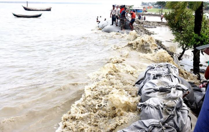 ঘূর্ণিঝড় ইয়াস: ভেঙেছে বিস্তীর্ণ বাঁধ, ভেসে গেছে স্বপ্ন!