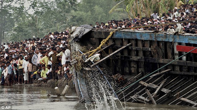 আসামে শতাধিক আরোহী নিয়ে নৌকাডুবি, বহু নিখোঁজ