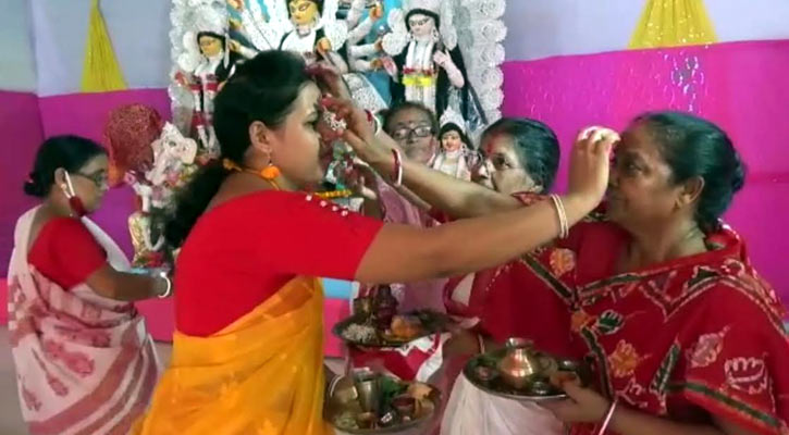 ত্রিপুরায় সিঁদুর খেলার মধ্য দিয়ে দেবী দুর্গাকে বিদায়