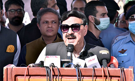 সরকার ও সামরিক বাহিনীর সম্পর্ক ফাটলের কথা অস্বীকার করলেন পাকিস্তানের স্বরাষ্ট্রমন্ত্রী