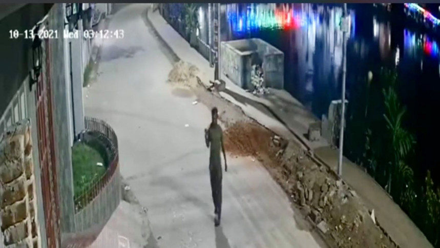 সিসিটিভি ফুটেজ নিয়ে জনমনে প্রশ্ন: সাধারণত সিসিটিভি ক্যামেরার ফুটেজ জুম হয় না এক্ষেত্রে ইকবালের চলাচল অনুযায়ী ক্যামেরা নড়াচড়া করছে, জুম হচ্ছে কীভাবে? সিসিটিভি ক্যামেরায় ‘জুম’ বা ‘মোশন ডিটেক্ট’ হয়?