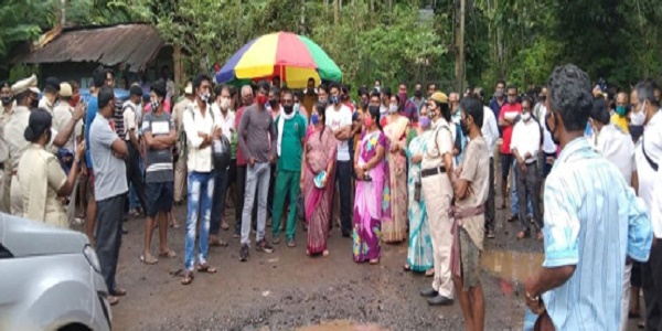 অবিলম্বে রাস্তা মেরামতের দাবিতে অবরোধ করলেন কলিনপুর ব্লক রোডের গ্রামবাসীরা