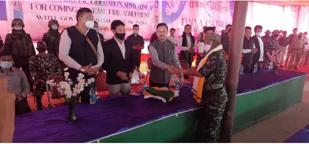 আসামের ডিমা হাসাও জেলার হাফলং এ সি-ইন-সি সহ ৪৬ জন ডিএনএলএ ক্যাডারের অস্ত্র সমর্পণ