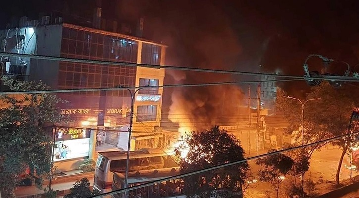 রামপুরায় বাস চাপায় এসএসসি পরীক্ষার্থীর মৃত্যু,বিক্ষুব্ধ জনতা ৯ বাসে দিলো আগুন