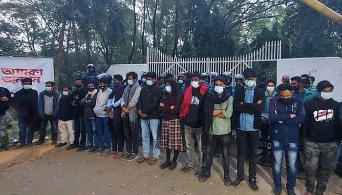 ভিসির বাস ভবন অবরোধ তুলে নিলেন শাবিপ্রবি শিক্ষার্থীরা
