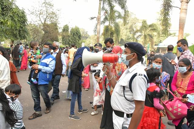 করোনা সংক্রমণ বাড়ায় পশ্চিমবঙ্গে আবার বিধিনিষেধ
