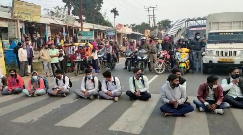 ত্রিপুরায় এক ঘন্টার বেশি সময় জাতীয় সড়ক অবরোধ করে রাখলো কলেজ ছাত্ররা