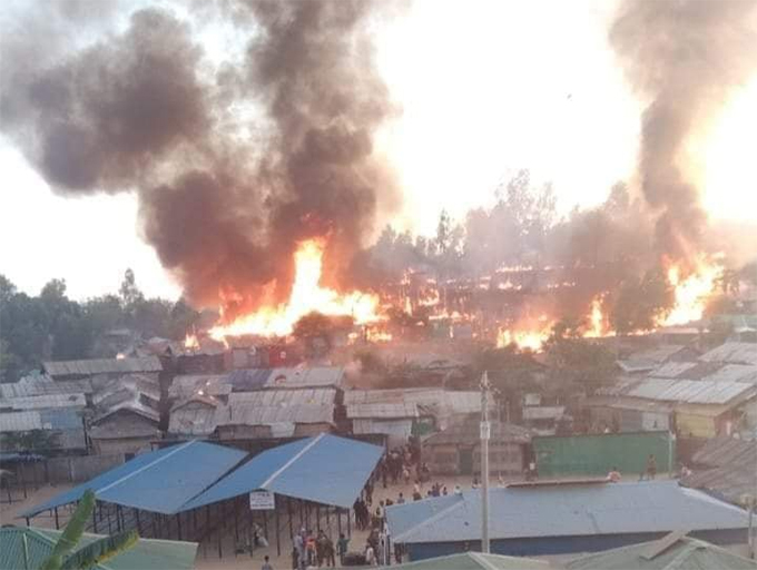 এবার রোহিঙ্গা ক্যাম্পে ভয়াবহ অগ্নিকাণ্ডে ১২০০ ঘর পুড়ে ছাই
