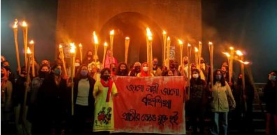 শাবি উপাচার্যের মন্তব্যের প্রতিবাদে জাবি ছাত্রীদের মশাল মিছিল