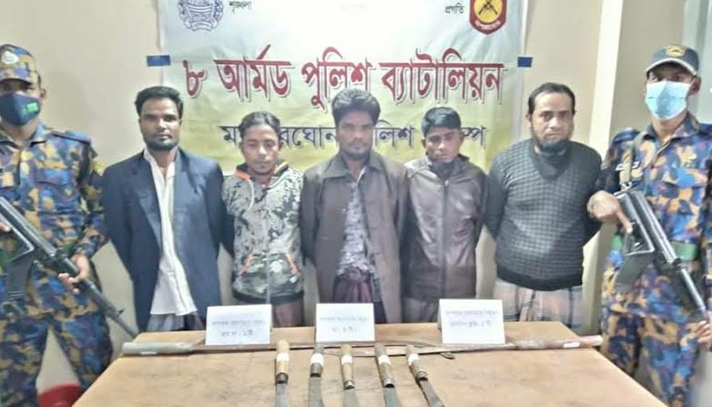 ডাকাতির প্রস্তুতিকালে অস্ত্রসহ ৫ রোহিঙ্গা আটক
