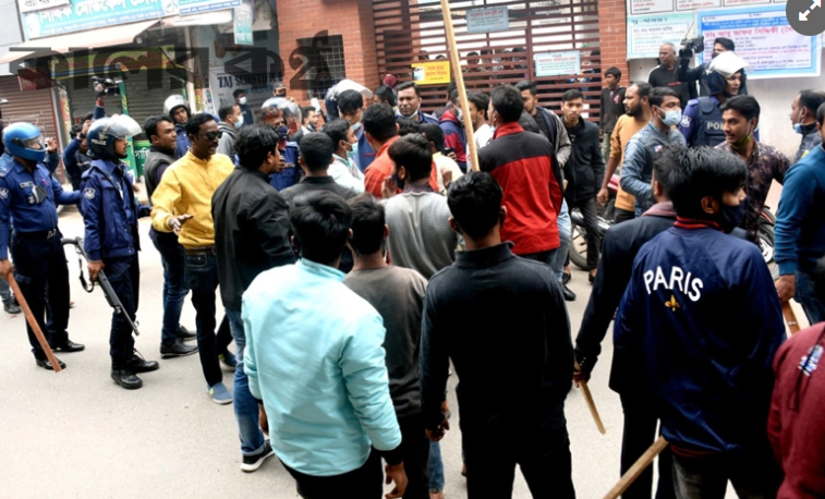 সামনে লাঠি হাতে ছাত্রলীগ, পেছনে পুলিশ!