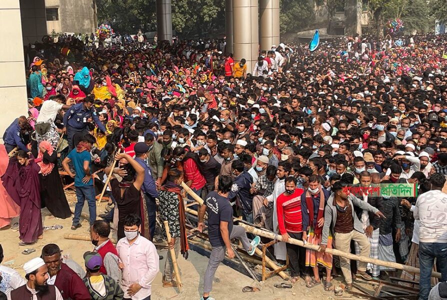 সাভারে টিকা প্রত্যাশীদের উপচেপড়া ভিড়, পরিস্থিতি নিয়ন্ত্রণে আনতে লাঠিপেটা