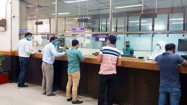 ব্যাংকের আমানত ২০২০ সালের তুলনায় ২০২১ সালে কমে অর্ধেক