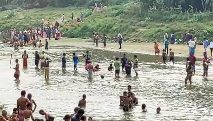 সাব্রুমে বারুণী স্নানে এসে ত্রিপুরাবাসি ও বাংলাদেশি মানুষ মিলেমিশে একাকার