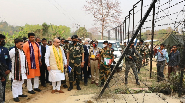 সাব্রুমে বাংলাদেশ সীমান্তের কাঁঠালছড়িতে কাঁটাতারের বেড়া নির্মাণের কাজ পরিদর্শনে অমিত শাহ