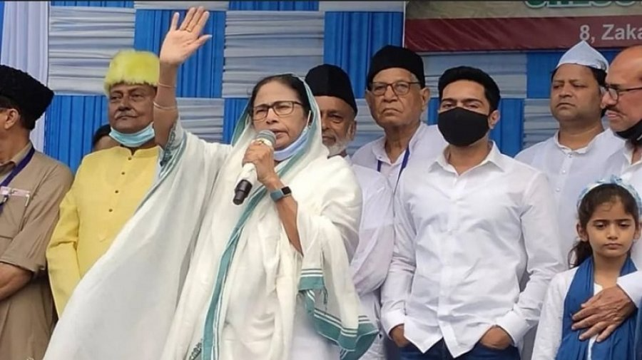 কলকাতার ঈদের জামাতে সম্প্রীতির বার্তা মমতার