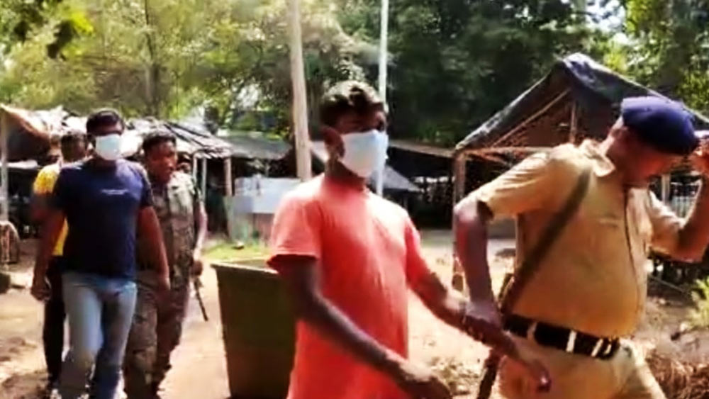 মাওবাদীদের নামাঙ্কিত পোস্টার সাঁটার অভিযোগে লালগড় থেকে হোমগার্ডসহ তিন জন গ্রেফতার