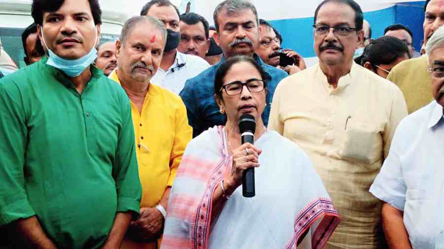 কেন্দ্রের কাছে বকেয়া প্রায় ৬ হাজার কোটি, প্রাপ্য আদায়ে দলকে পথে নামাচ্ছেন মমতা