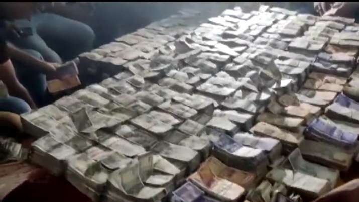 বিহার: ড্রাগ ইন্সপেক্টরের বাড়িতে অভিযান, পুরো বিছানা জুড়ে নগদ টাকার স্তূপ