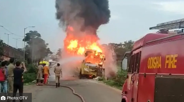 উড়িষ্যা: কালভার্টে ধাক্কা লেগে ভুবনেশ্বরে আগুনে পুড়ল বাস, আহত হলেন ৪ যাত্রী