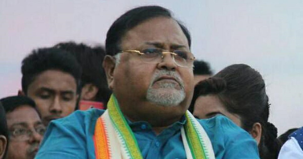 দুর্নীতির অভিযোগে পশ্চিমবঙ্গে বাণিজ্যমন্ত্রী গ্রেপ্তার, বান্ধবীর বাসা থেকে কয়েক ট্রাঙ্ক টাকা উদ্ধার