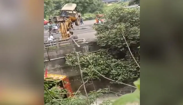 উড়িষ্যা: ট্রাক তুলতে গিয়ে ভাঙা ব্রিজ থেকে পড়ে গেল ক্রেন