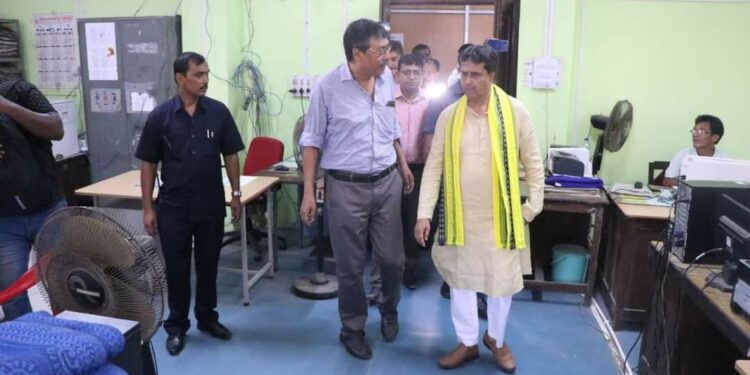 সরকারি অফিসে আকস্মিক পরিদর্শন শুরু করলেন ত্রিপুরার মুখ্যমন্ত্রী
