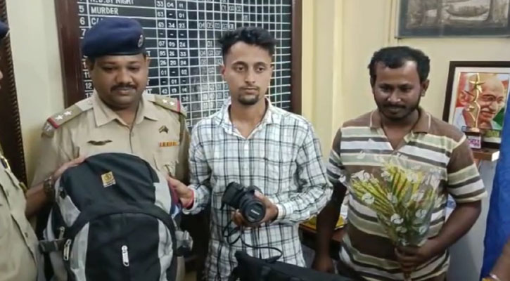 ত্রিপুরায় যাত্রীর ফেলে যাওয়া ক্যামেরা থানায় দিলেন অটোচালক