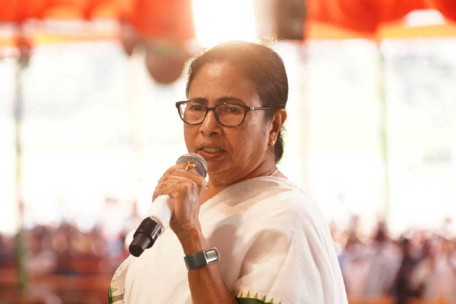 ভাঙনরোধে অর্থ বরাদ্দ না হওয়ায় দিল্লির বিরুদ্ধে মমতার তোপ