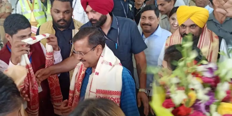 গোয়াহাটিতে এসেই আসামের মুখ্যমন্ত্রীকে সংস্কৃতি শেখার পরামর্শ দিলেন কেজরিওয়াল!