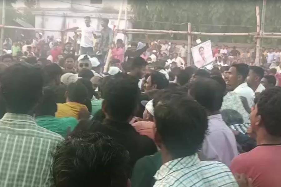 মঙ্গলেও ব্যতিক্রম হল না, অভিষেক মঞ্চ ছাড়তেই ব্যালট পেপার লুট! এ বার হাতাহাতি বীরভূমেও