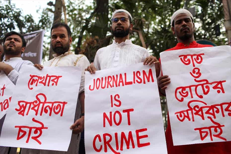 দ্য গার্ডিয়ানের প্রতিবেদন: আতঙ্কে দিন কাটাচ্ছেন বাংলাদেশের সাংবাদিকরা