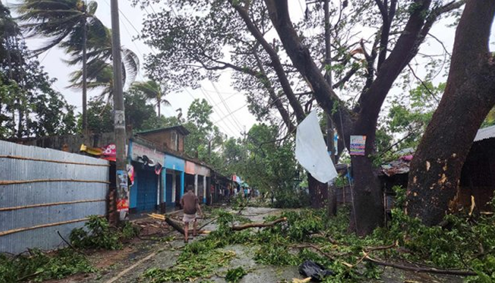 ‘মোখা’র তাণ্ডবে কক্সবাজারে ১০ হাজার ঘরবাড়ি ক্ষতিগ্রস্ত