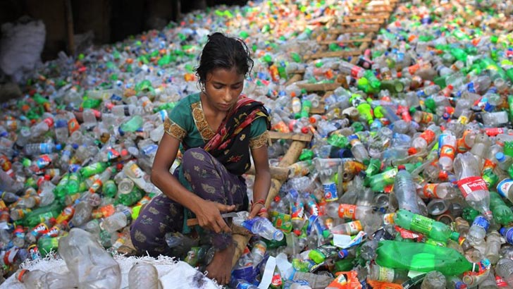 সর্বগ্রাসী রূপে প্লাস্টিক দূষণ