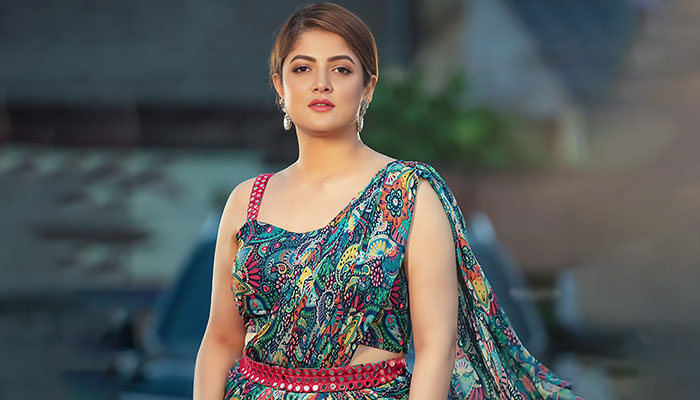 জন্মদিনের পোশাক নিয়ে কটাক্ষের শিকার শ্রাবন্তী