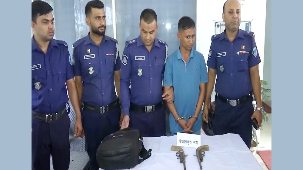 রোহিঙ্গা ক্যাম্পে অস্ত্র সরবরাহকারী এনজিও কর্মী আটক